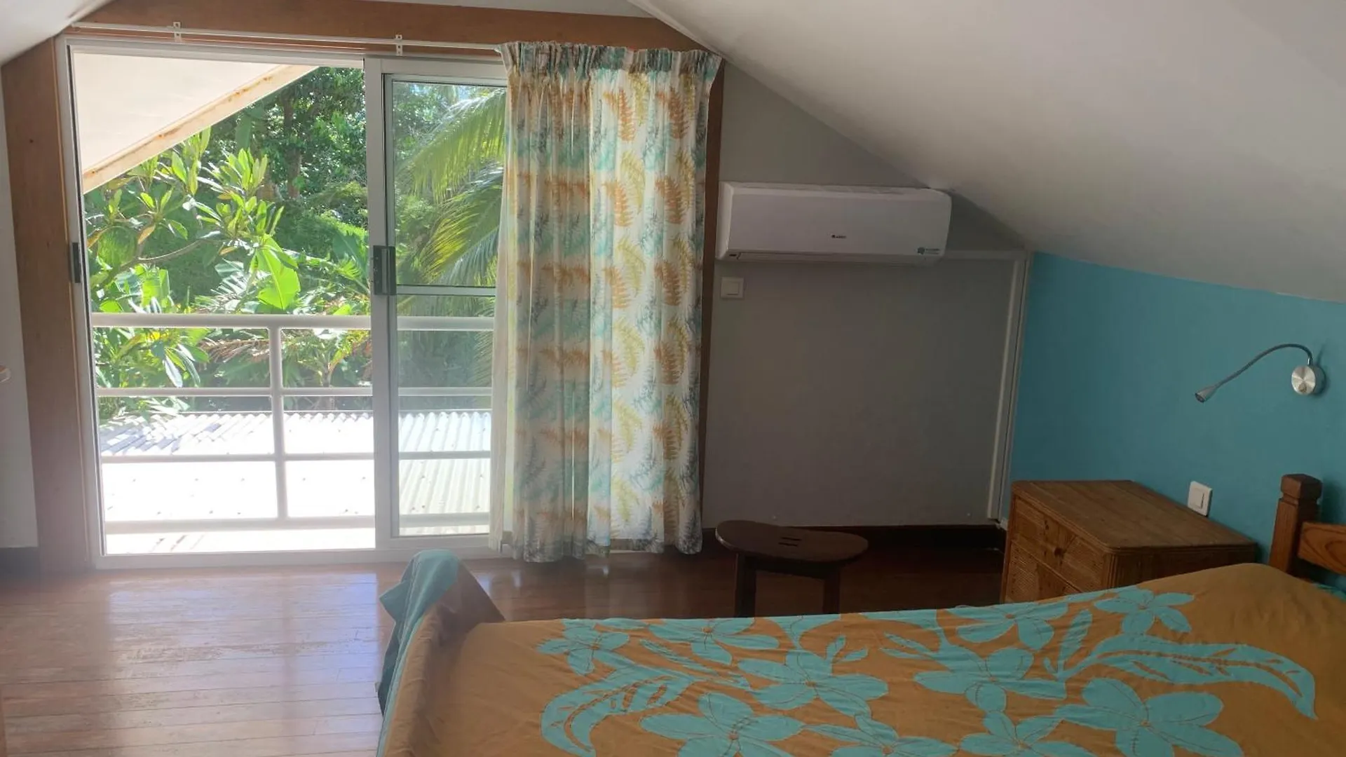 Villa En Petite Hauteur Avec Piscine, Magnifique Vue Lagon Uturoa